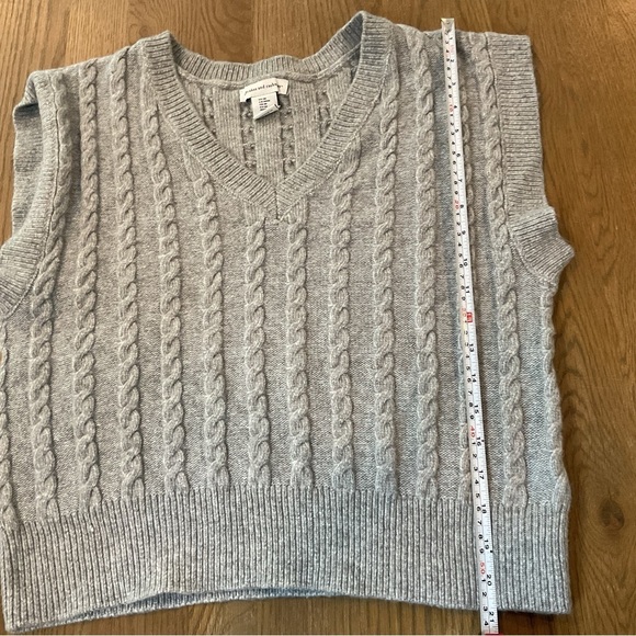Cupcakes and Cashmere Cable Knit Sweater Vest Medium EUC - Picture 6 of 8